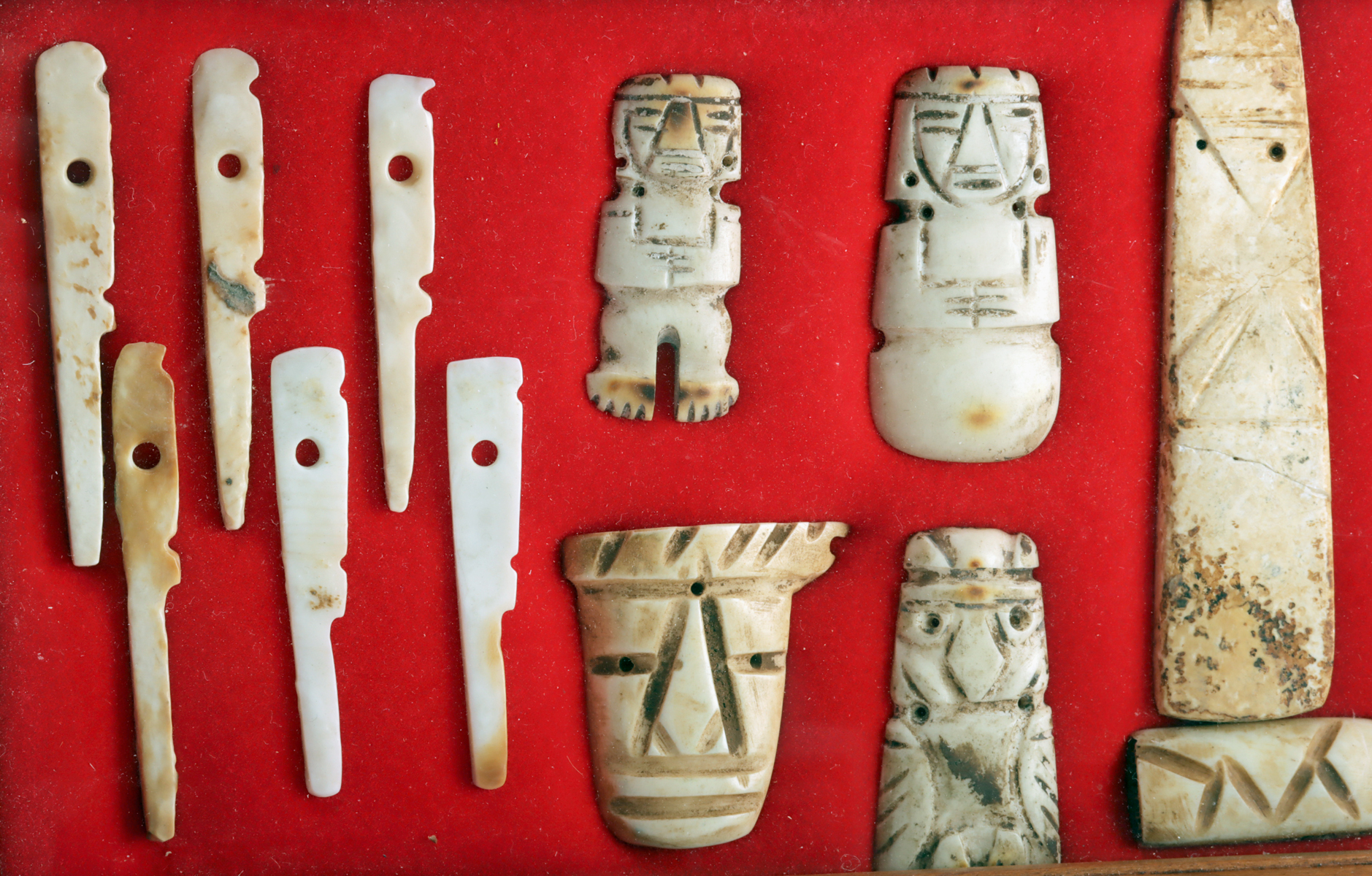 Lot 207, Auction 3/19/2026: Lot of Pre & Post Conquest Shell Pendants - Costa Rica - Image 3