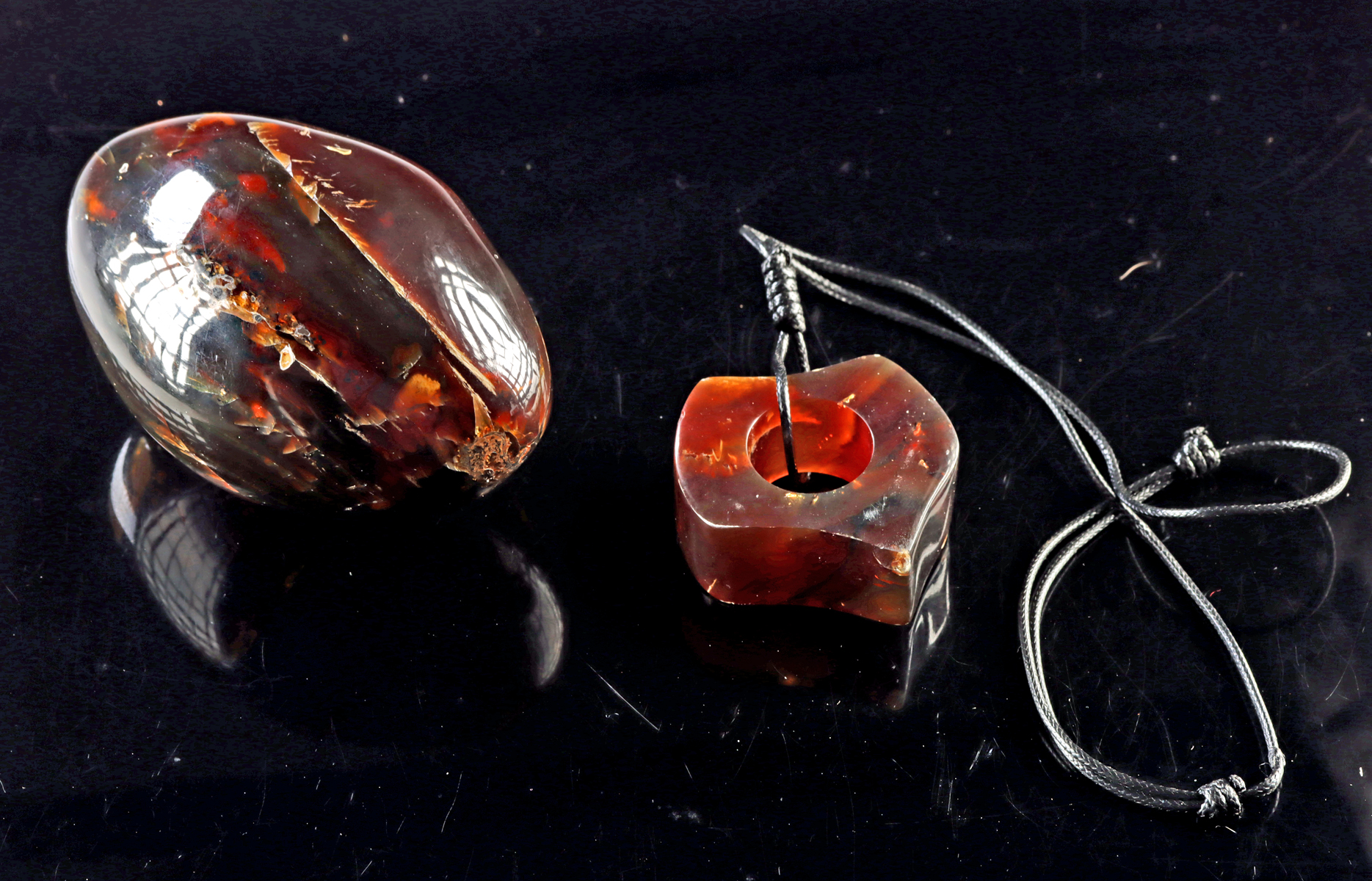 Lot 118, Auction 4/12/2026: Sumatran Amber Pendant Necklace & Lingam Shaped Piece - Image 4