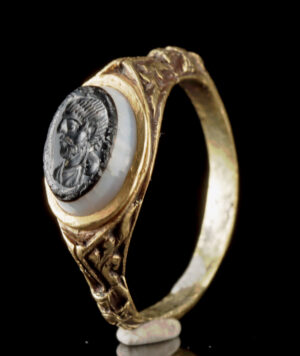 Lot 152, Auction 4/20/2026: Roman Banded Agate Intaglio in Neoclassical Gold Ring